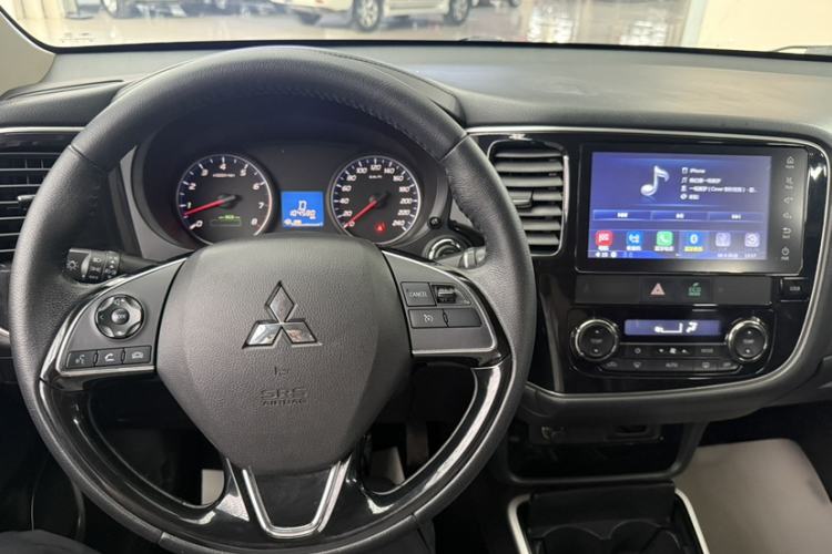 Used Mitsubishi Outlander 2018 2.0L Two-Wheel Drive Glory Edition 5 Seats Steering Wheel