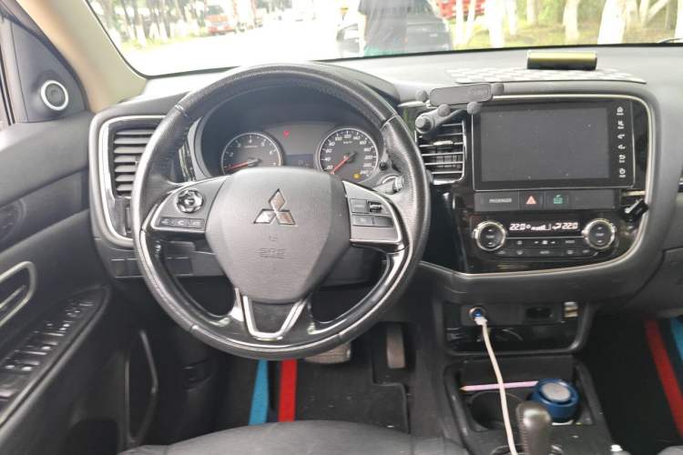 Used Mitsubishi Outlander 2018 2.0L Two-Wheel Drive Glory Edition 5 Seats Steering Wheel