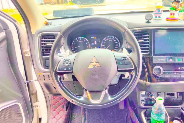 Used Mitsubishi Outlander 2018 2.4L 4x4 Luxury Edition 7-Seater Steering Wheel