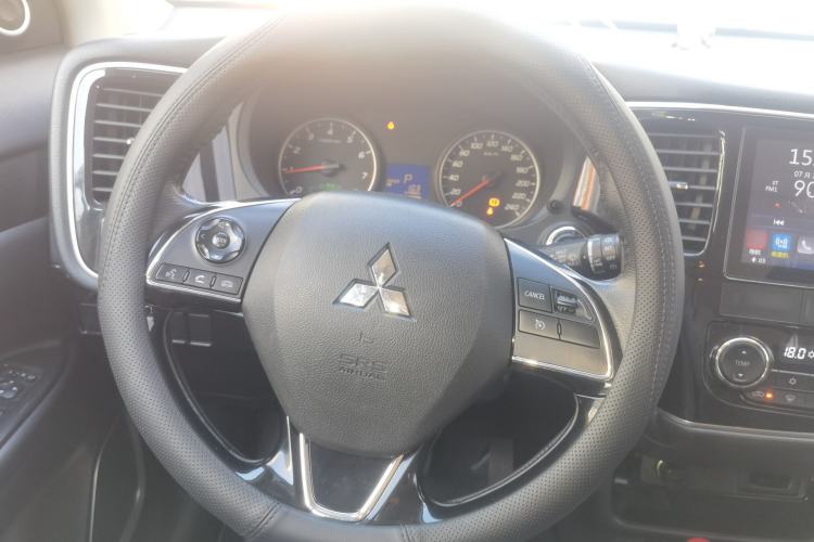 Used Mitsubishi Outlander 2018 2.0L Two-Wheel Drive Glory Edition 5 Seats Steering Wheel