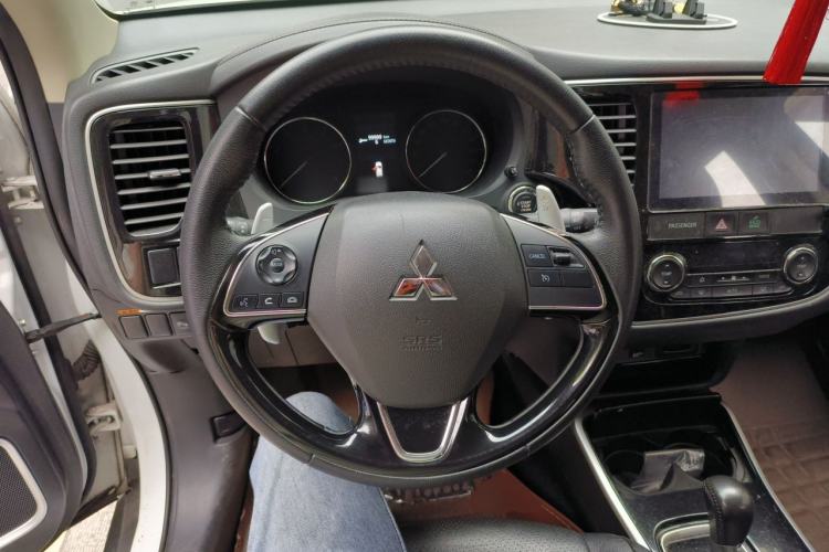Used Mitsubishi Outlander 2018 2.4L 4x4 Elite Edition 5 Seats Steering Wheel