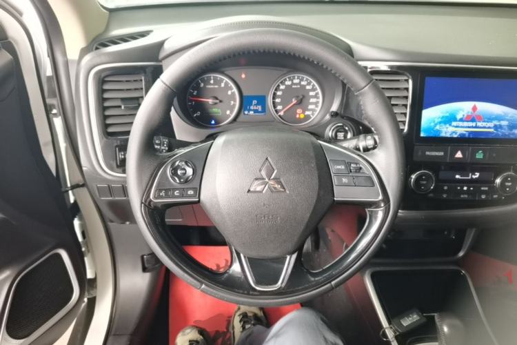 Used Mitsubishi Outlander 2018 2.0L Two-Wheel Drive Glory Edition 5 Seats Steering Wheel