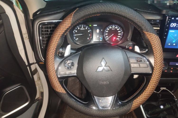 Used Mitsubishi Outlander 2018 2.4L 4x4 Luxury Edition 7-Seater Steering Wheel