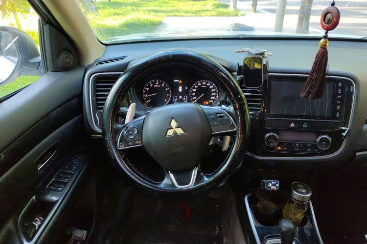 Used Mitsubishi Outlander 2018 2.4L 4x4 Elite Edition 5 Seats Steering Wheel