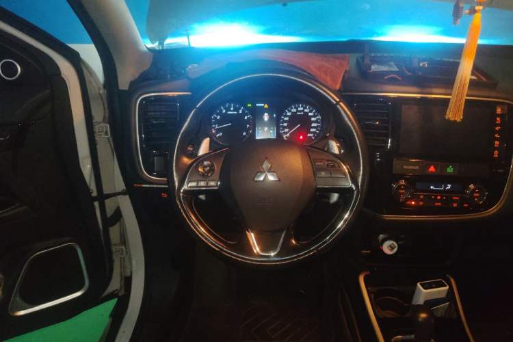 Used Mitsubishi Outlander 2018 2.4L 4x4 Elite Edition 5 Seats Steering Wheel