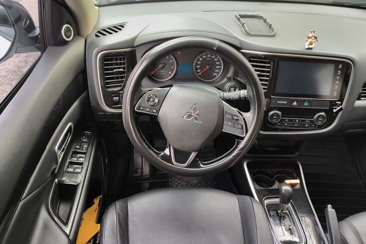 Used Mitsubishi Outlander 2018 2.0L Two-Wheel Drive Glory Edition 5 Seats Steering Wheel