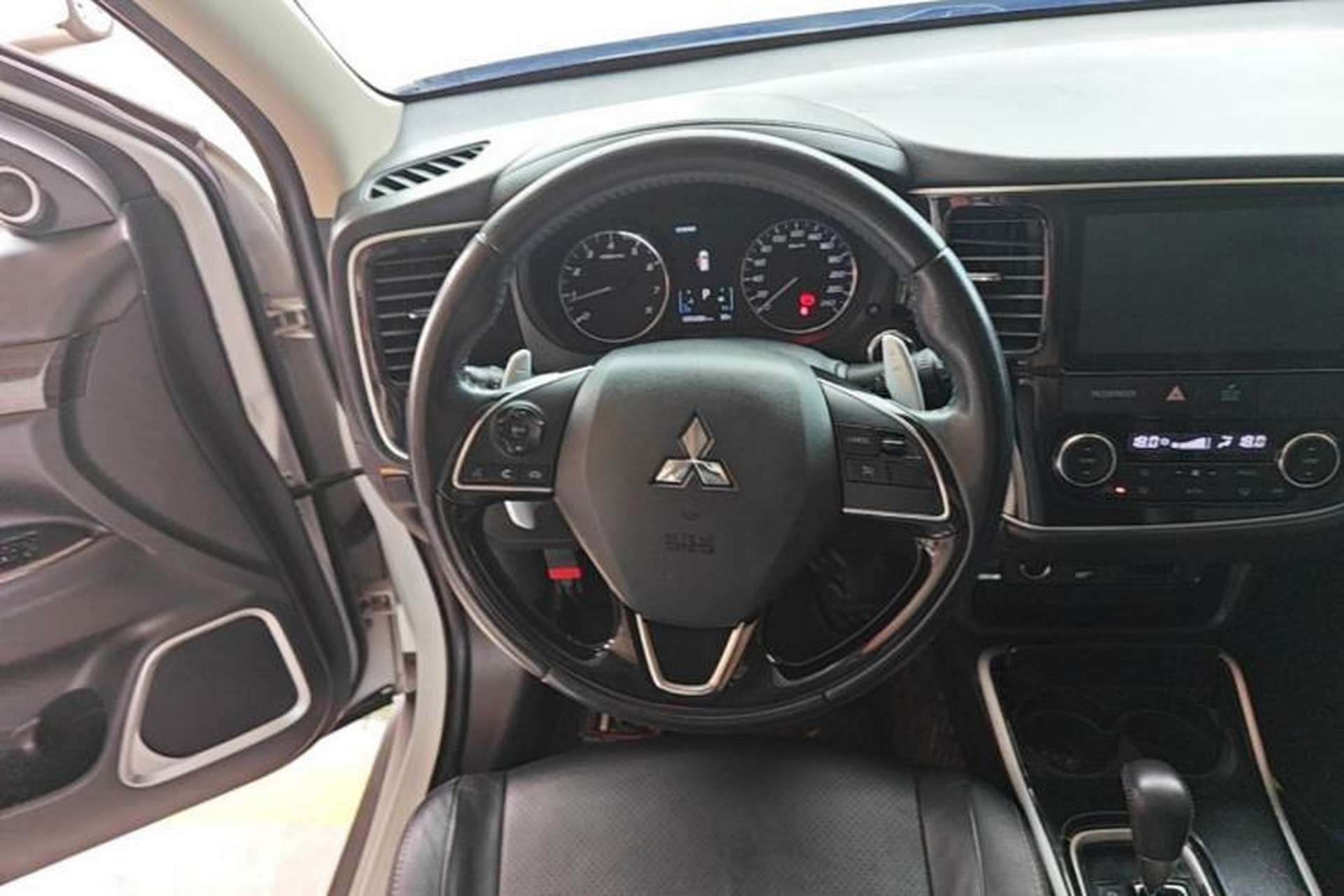 Used Mitsubishi Outlander 2018 2.4L 4x4 Elite Edition 5 Seats Steering Wheel
