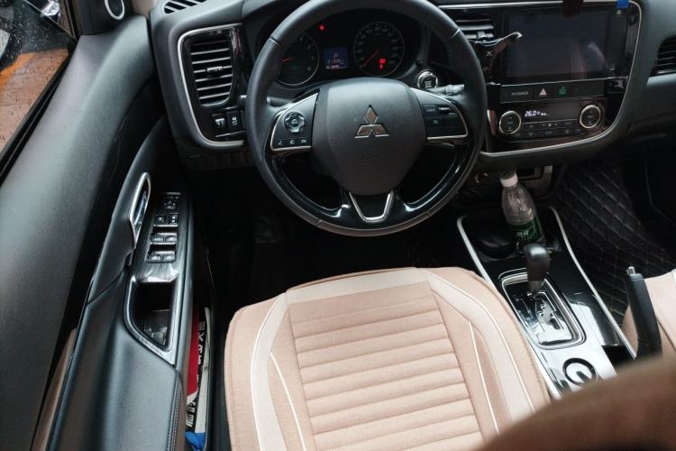 Used Mitsubishi Outlander 2018 2.0L Two-Wheel Drive Glory Edition 5 Seats Steering Wheel