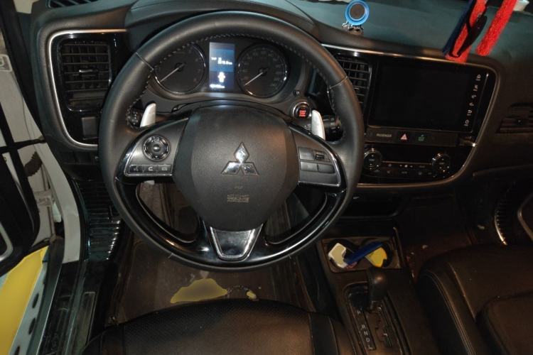 Used Mitsubishi Outlander 2018 2.4L 4x4 Elite Edition 5 Seats Steering Wheel