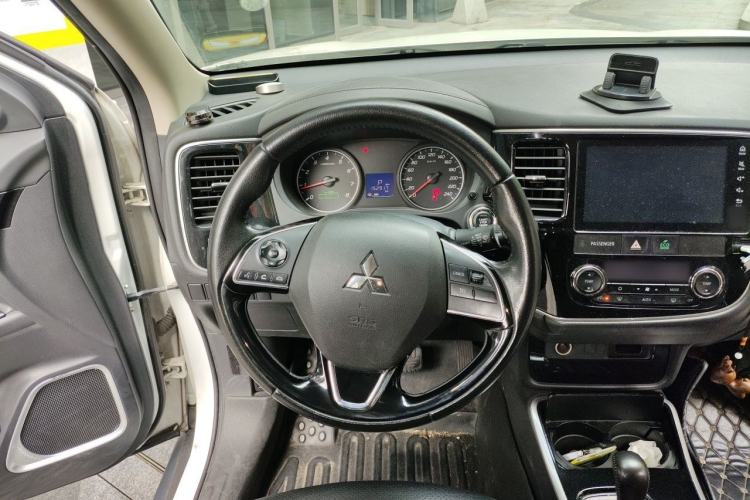 Used Mitsubishi Outlander 2018 2.0L Two-Wheel Drive Glory Edition 5 Seats Steering Wheel