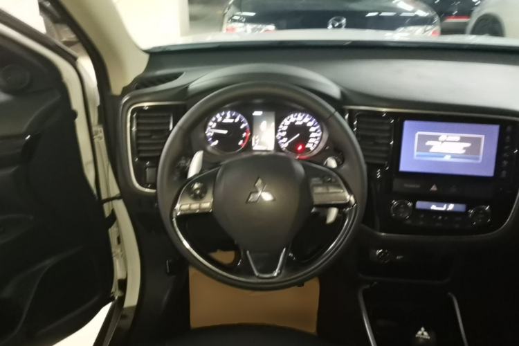 Used Mitsubishi Outlander 2018 2.4L 4x4 Elite Edition 5 Seats Steering Wheel