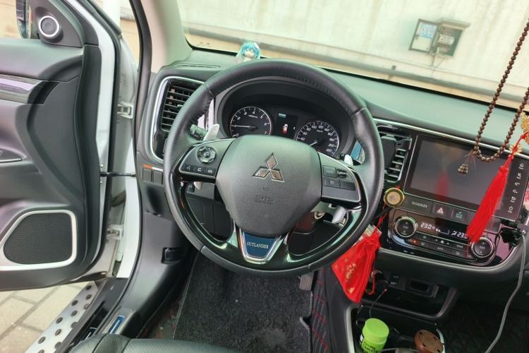 Used Mitsubishi Outlander 2018 2.4L 4x4 Elite Edition 5 Seats Steering Wheel