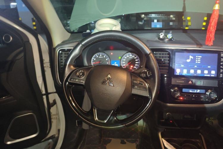 Used Mitsubishi Outlander 2018 2.0L Two-Wheel Drive Glory Edition 5 Seats Steering Wheel