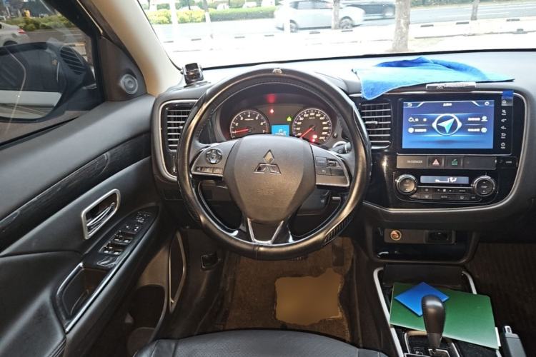 Used Mitsubishi Outlander 2018 2.0L Two-Wheel Drive Glory Edition 5 Seats Steering Wheel