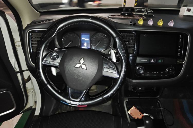 Used Mitsubishi Outlander 2018 2.4L 4x4 Elite Edition 5 Seats Steering Wheel
