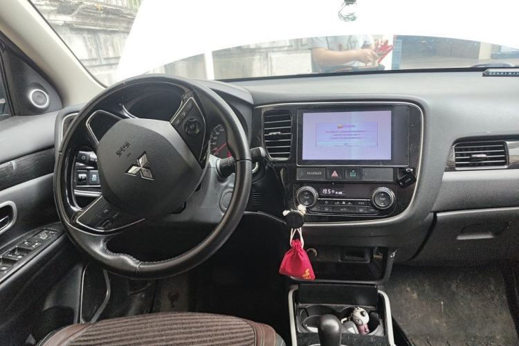 Used Mitsubishi Outlander 2018 2.0L Two-Wheel Drive Glory Edition 5 Seats Steering Wheel