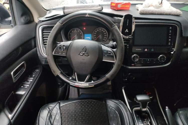 Used Mitsubishi Outlander 2018 2.0L Two-Wheel Drive Glory Edition 5 Seats Steering Wheel