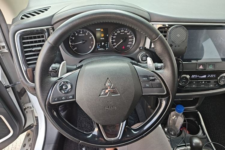 Used Mitsubishi Outlander 2018 2.4L 4x4 Elite Edition 5 Seats Steering Wheel