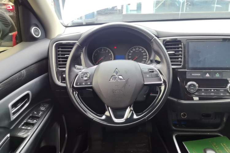 Used Mitsubishi Outlander 2018 2.0L Two-Wheel Drive Glory Edition 5 Seats Steering Wheel