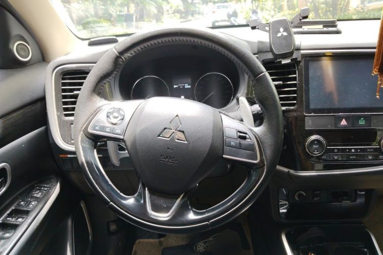 Used Mitsubishi Outlander 2018 2.4L 4x4 Luxury Edition 7-Seater Steering Wheel