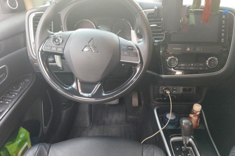 Used Mitsubishi Outlander 2018 2.4L 4x4 Elite Edition 5 Seats Steering Wheel