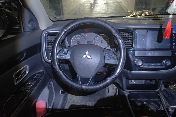 Used Mitsubishi Outlander 2018 2.0L Two-Wheel Drive Glory Edition 5 Seats Steering Wheel