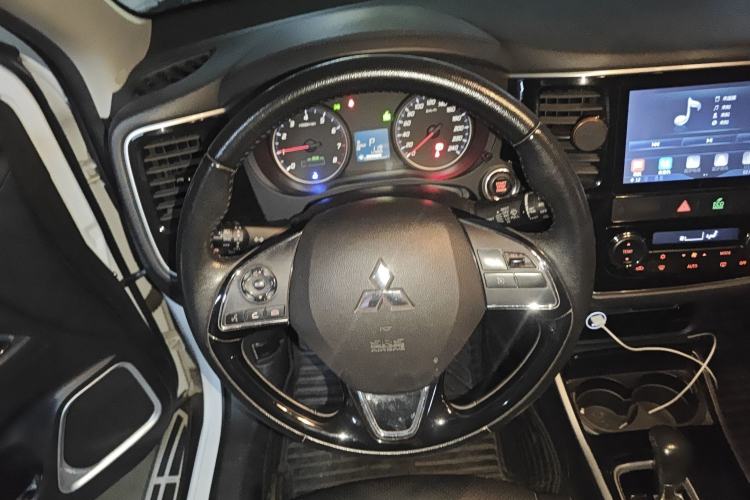 Used Mitsubishi Outlander 2018 2.0L Two-Wheel Drive Glory Edition 5 Seats Steering Wheel