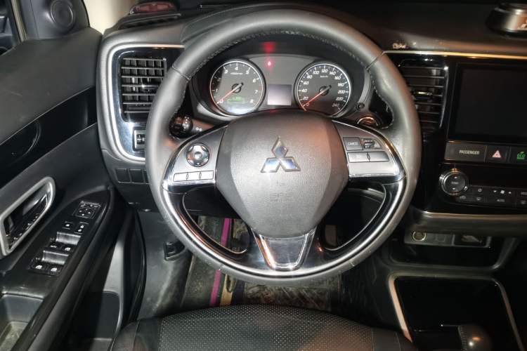 Used Mitsubishi Outlander 2018 2.0L Two-Wheel Drive Glory Edition 5 Seats Steering Wheel