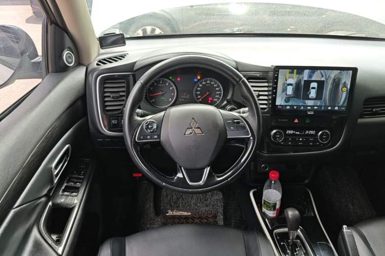 Used Mitsubishi Outlander 2018 2.0L Two-Wheel-Drive Jiale Edition 7-Seater Steering Wheel