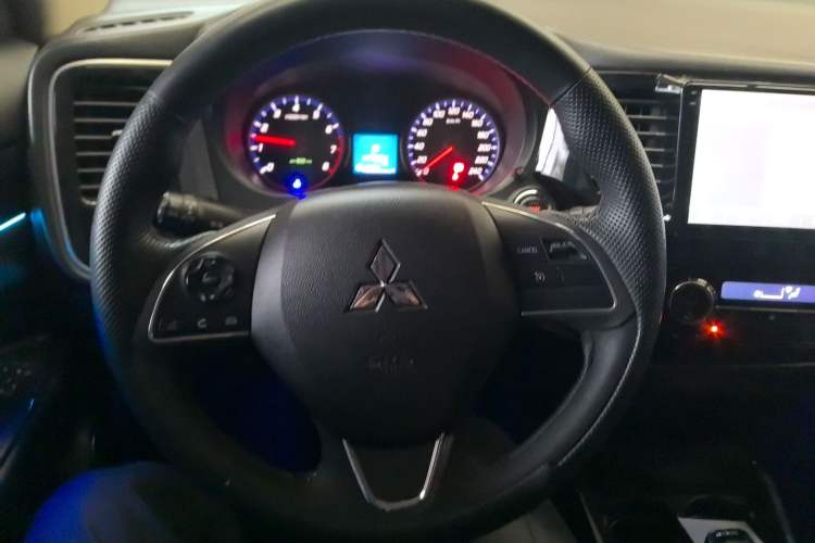 Used Mitsubishi Outlander 2018 2.0L Two-Wheel Drive Glory Edition 5 Seats Steering Wheel