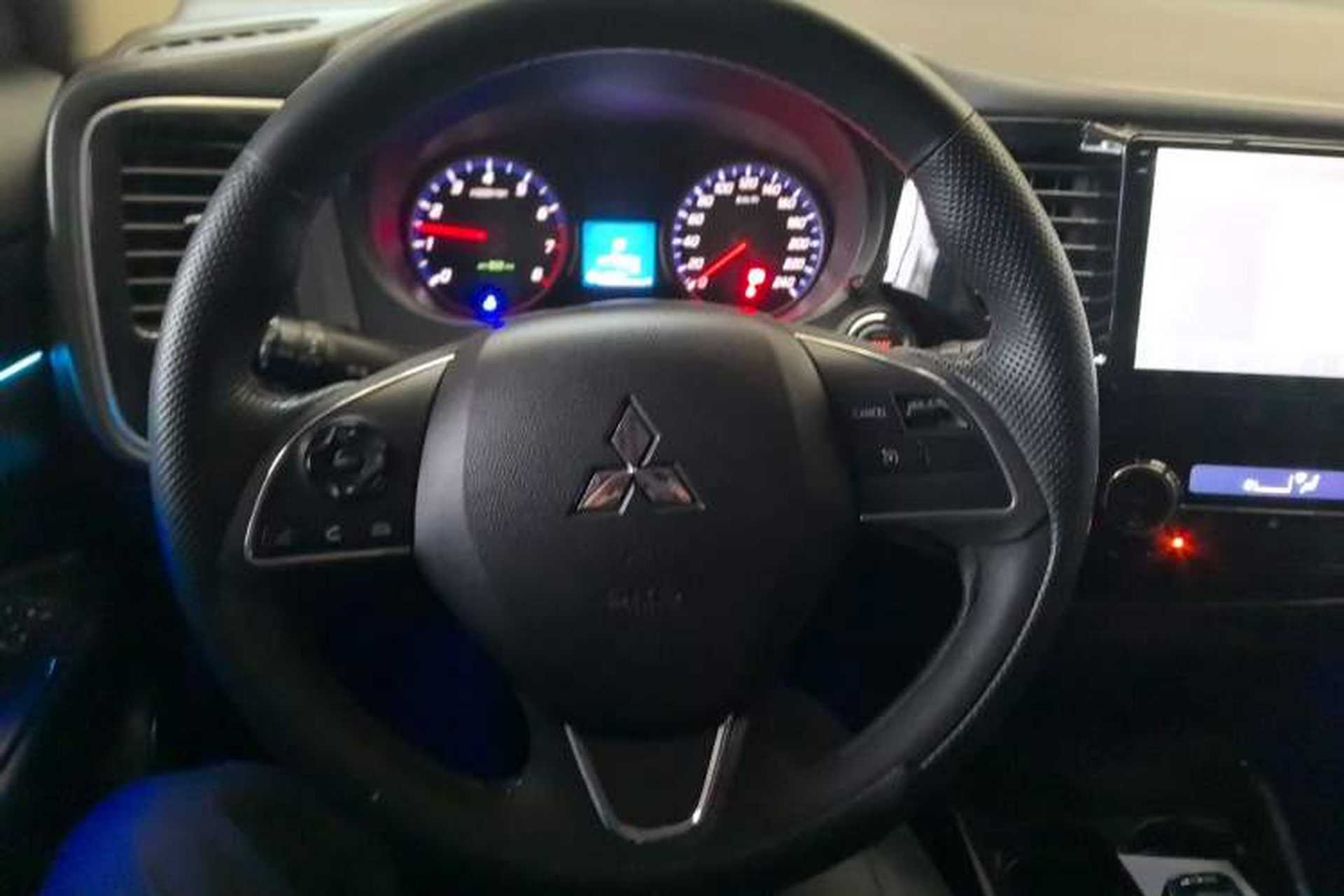 Used Mitsubishi Outlander 2018 2.0L Two-Wheel Drive Glory Edition 5 Seats Steering Wheel
