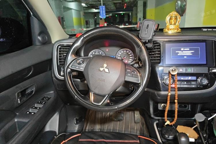Used Mitsubishi Outlander 2018 2.0L Two-Wheel Drive Glory Edition 5 Seats Steering Wheel