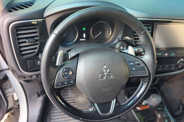Used Mitsubishi Outlander 2018 2.4L 4x4 Elite Edition 5 Seats Steering Wheel