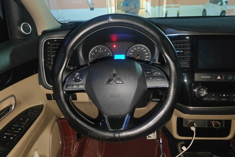 Used Mitsubishi Outlander 2018 2.0L Two-Wheel Drive Glory Edition 5 Seats Steering Wheel