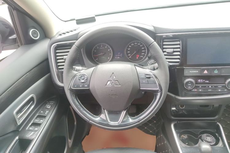 Used Mitsubishi Outlander 2018 2.0L Two-Wheel Drive Glory Edition 5 Seats Steering Wheel