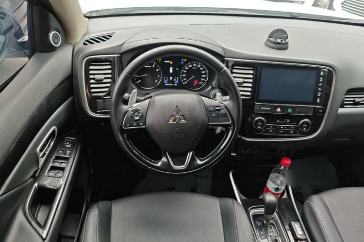 Used Mitsubishi Outlander 2018 2.4L 4x4 Elite Edition 5 Seats Steering Wheel