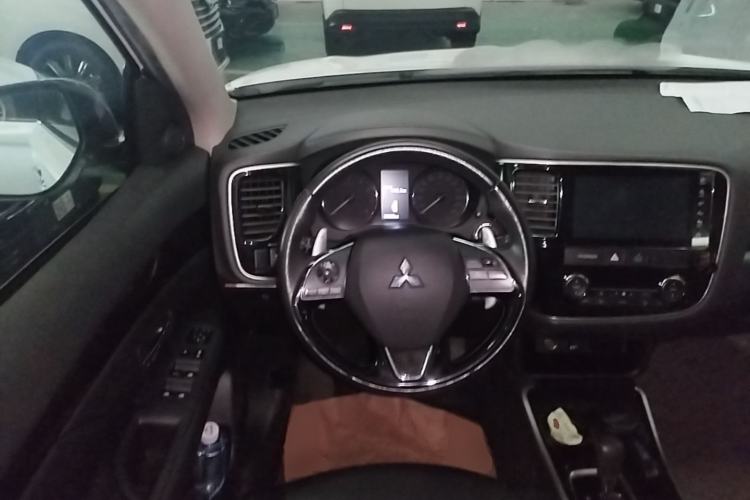 Used Mitsubishi Outlander 2018 2.4L 4x4 Elite Edition 5 Seats Steering Wheel
