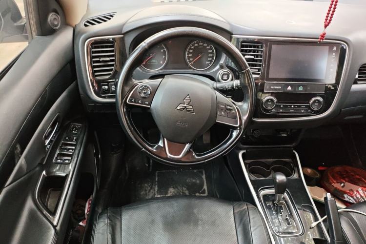 Used Mitsubishi Outlander 2018 2.0L Two-Wheel Drive Glory Edition 5 Seats Steering Wheel