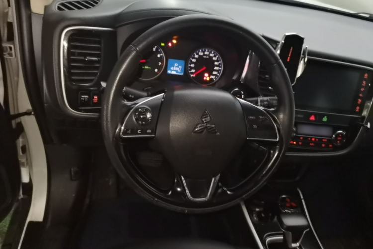 Used Mitsubishi Outlander 2018 2.0L Two-Wheel Drive Glory Edition 5 Seats Steering Wheel