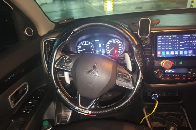 Used Mitsubishi Outlander 2018 2.4L 4x4 Elite Edition 5 Seats Steering Wheel