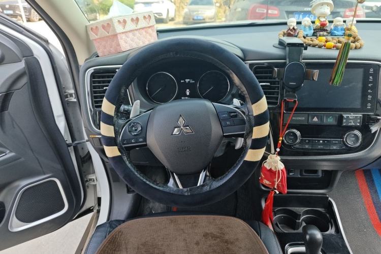 Used Mitsubishi Outlander 2018 2.4L 4x4 Luxury Edition 7-Seater Steering Wheel