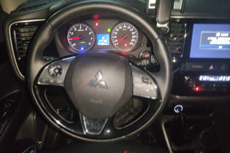 Used Mitsubishi Outlander 2018 2.0L Two-Wheel Drive Glory Edition 5 Seats Steering Wheel