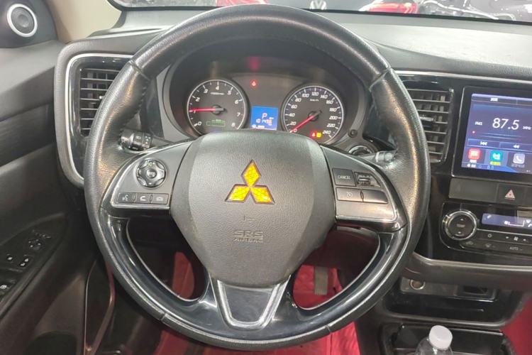 Used Mitsubishi Outlander 2018 2.0L Two-Wheel Drive Glory Edition 5 Seats Steering Wheel
