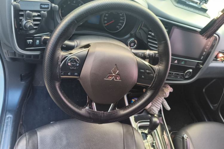 Used Mitsubishi Outlander 2018 2.0L Two-Wheel Drive Glory Edition 5 Seats Steering Wheel