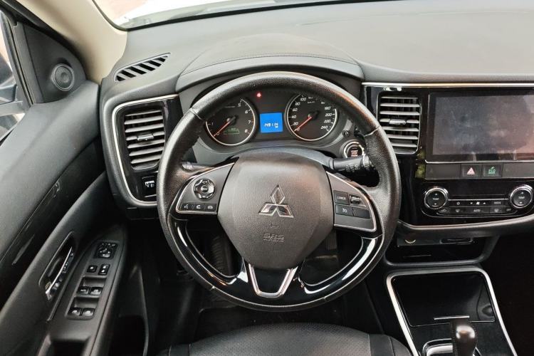 Used Mitsubishi Outlander 2018 2.0L Two-Wheel Drive Glory Edition 5 Seats Steering Wheel