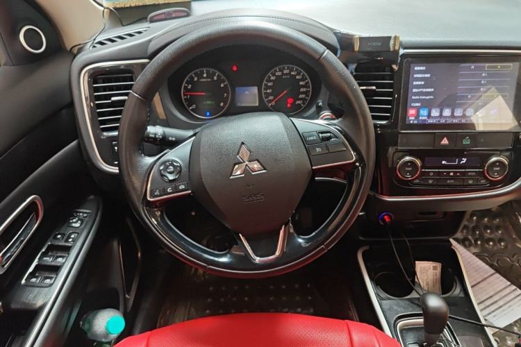 Used Mitsubishi Outlander 2018 2.0L Two-Wheel Drive Glory Edition 5 Seats Steering Wheel