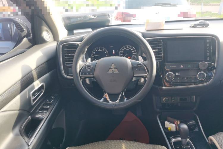 Used Mitsubishi Outlander 2018 2.4L 4x4 Luxury Edition 7-Seater Steering Wheel