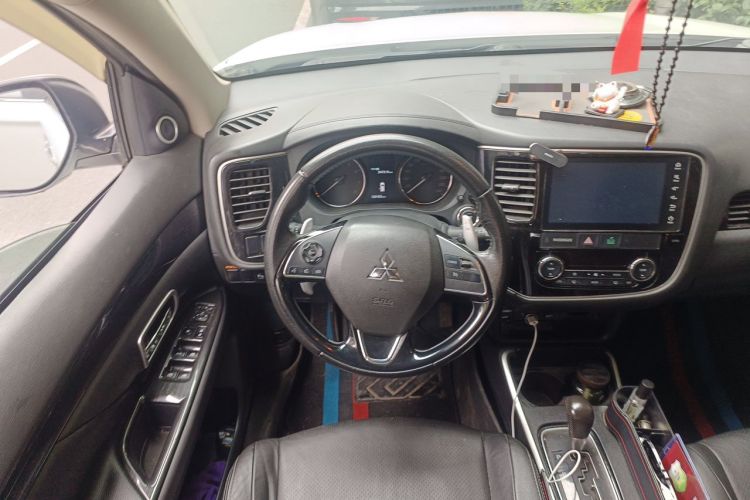 Used Mitsubishi Outlander 2018 2.4L 4x4 Luxury Edition 7-Seater Steering Wheel