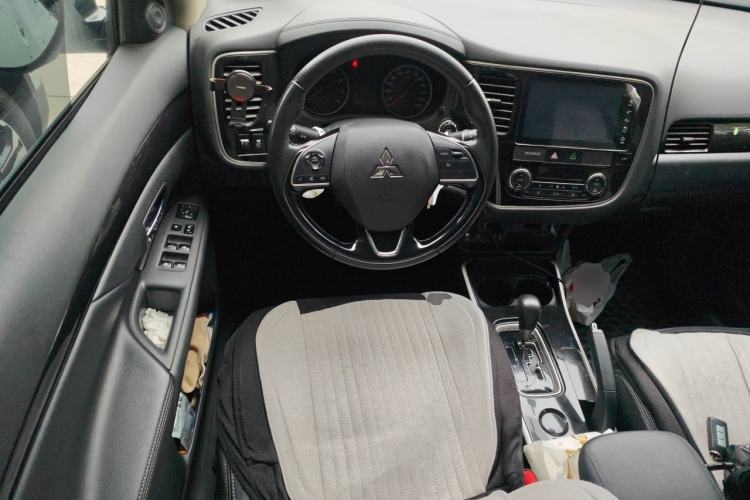Used Mitsubishi Outlander 2018 2.0L Two-Wheel Drive Glory Edition 5 Seats Steering Wheel
