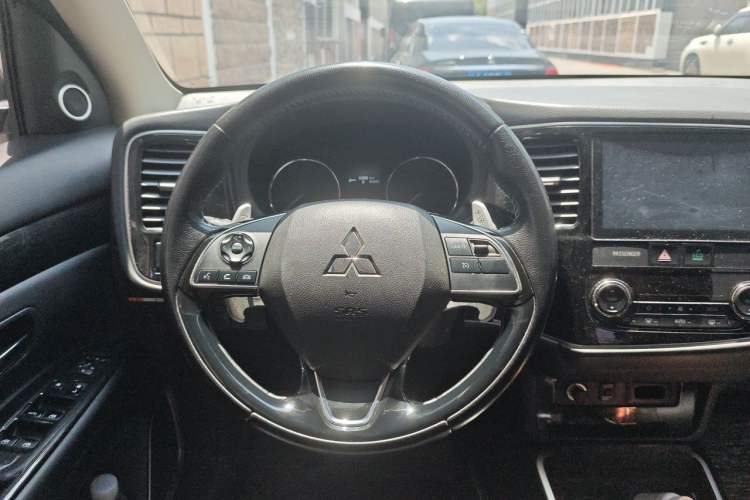 Used Mitsubishi Outlander 2018 2.4L 4x4 Luxury Edition 7-Seater Steering Wheel